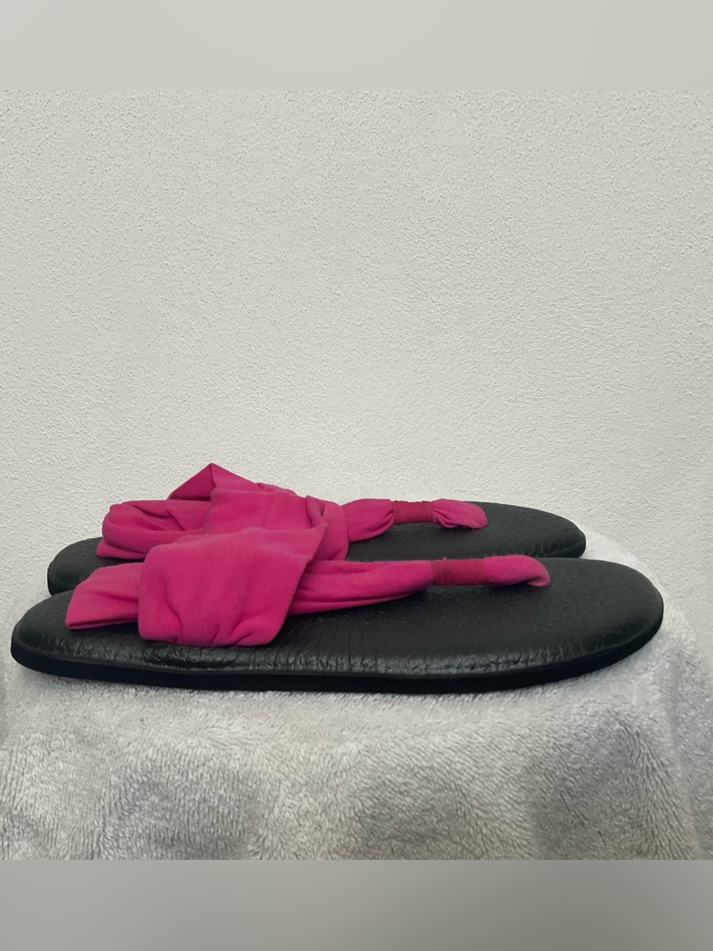 NWOT Sanuk Yoga Sling Padded Footbed Sandal Fuschia Pink Straps Size 10 - Picture 2 of 6